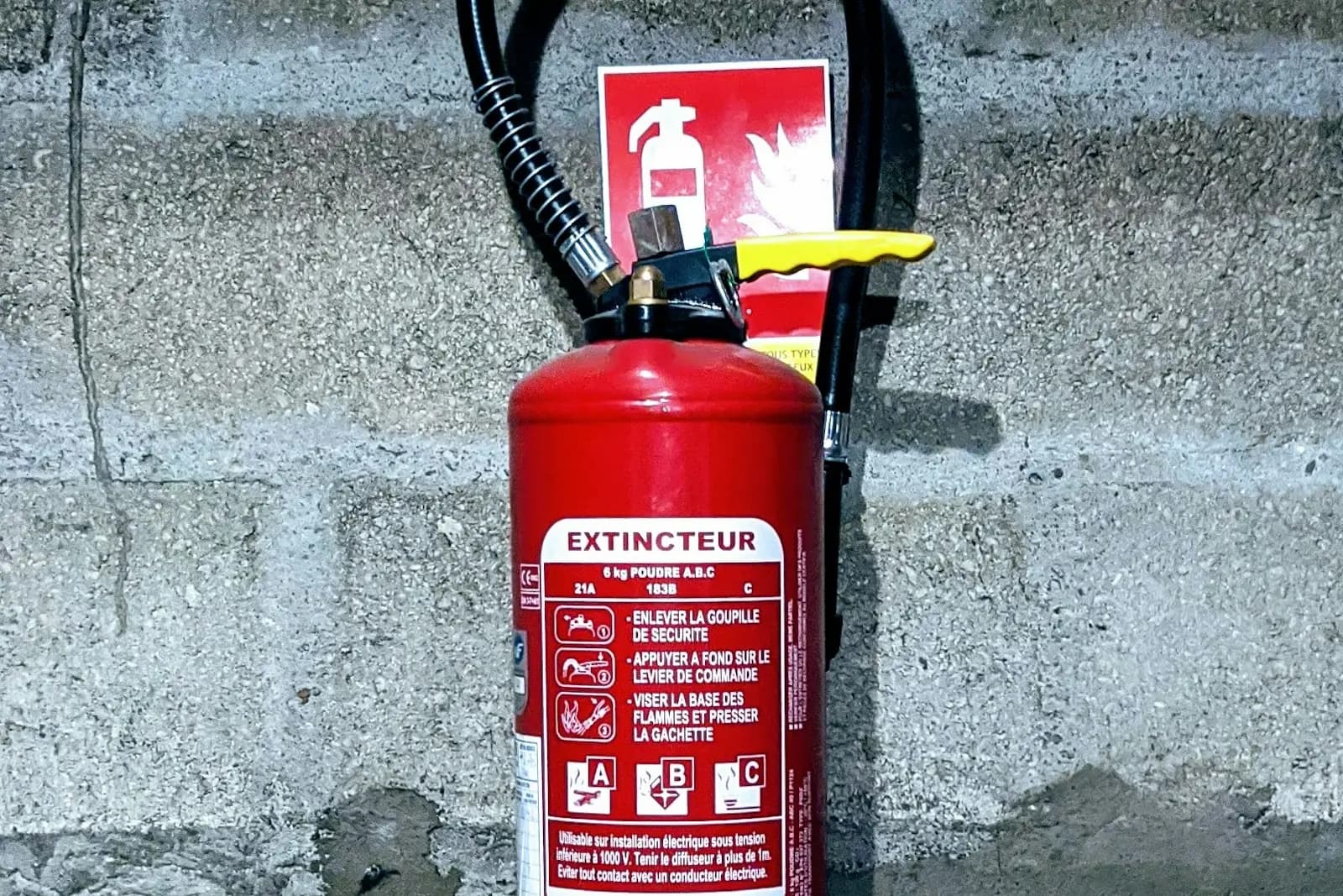 Etichetta di un estintore a polvere ABC con la classe di fuoco e i pittogrammi A, B e C