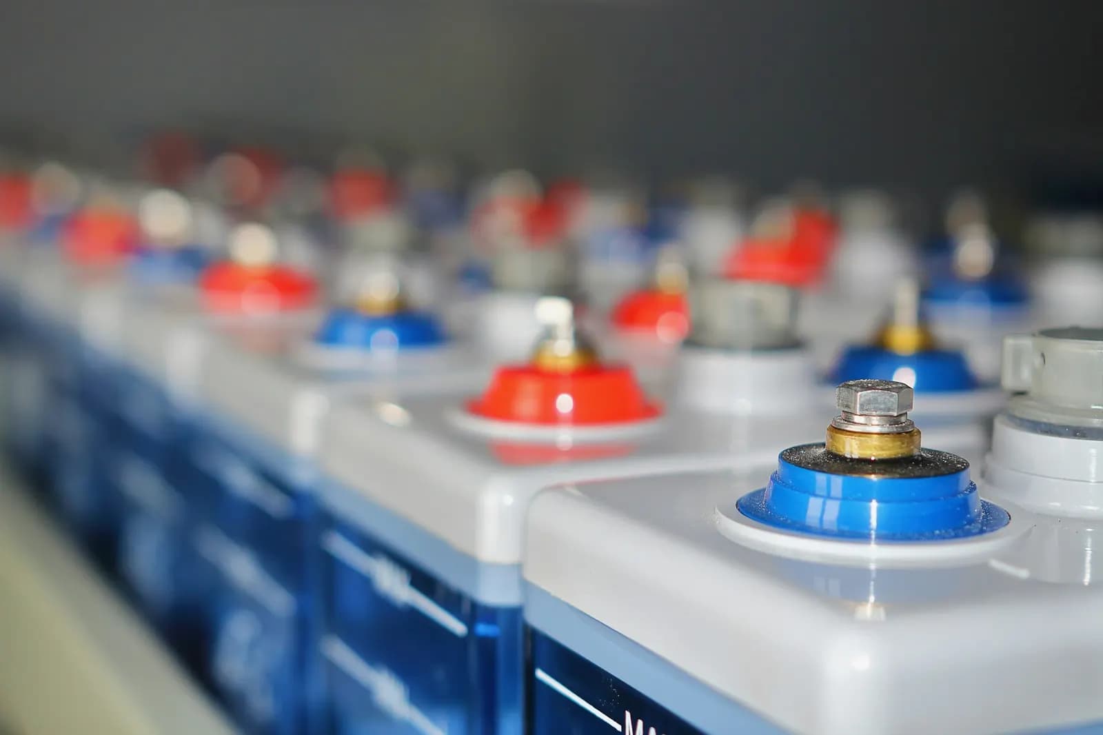 Primo piano di una batteria di accumulatori con poli rossi e blu