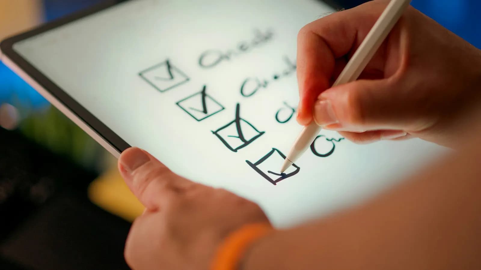 Mano che spunta le voci di una checklist su un tablet con la penna